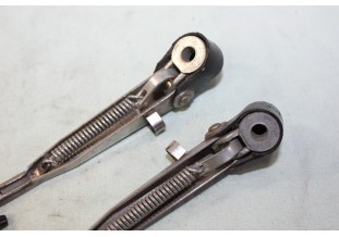 PAIRE DE BRAS D'ESSUIE GLACE A3M pour PHARES AVANTS L/175mm...AUTOS LADA SKODA