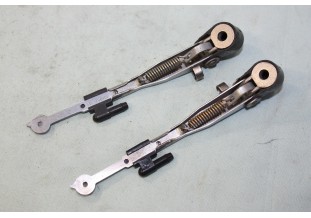 PAIRE DE BRAS D'ESSUIE GLACE A3M pour PHARES AVANTS L/140mm...AUTOS LADA SKODA