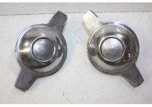 LOT DE 2 CENTRES PAPILLONS ECROUS DE ROUES A RAYONS...AUTOS ACCESSOIRES COLLECTION D'EPOQUE