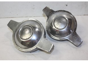 LOT DE 2 CENTRES PAPILLONS ECROUS DE ROUES A RAYONS...AUTOS ACCESSOIRES COLLECTION D'EPOQUE