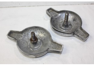 LOT DE 2 CENTRES PAPILLONS ECROUS DE ROUES A RAYONS...AUTOS ACCESSOIRES COLLECTION D'EPOQUE
