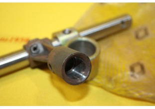 AXE DE COMMANDE DE BOITE DE VITESSE RENAULT 7701516713...RENAULT R12