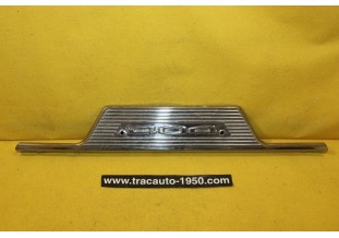 ENJOLIVEUR CENTRAL DE TABLEAU DE BORD...PEUGEOT 404