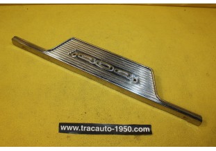 ENJOLIVEUR CENTRAL DE TABLEAU DE BORD...PEUGEOT 404