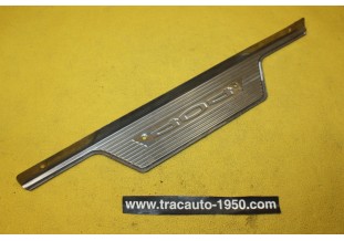 ENJOLIVEUR CENTRAL DE TABLEAU DE BORD...PEUGEOT 404