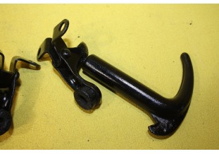 PAIRE DE POIGNEES DE CAPOT AVANT...AUTOS CAMIONS ANCIENS