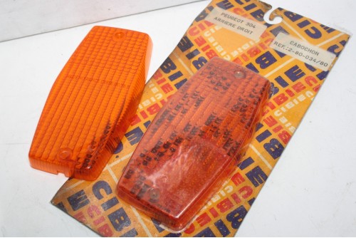 PAIRE DE CABOCHONS DE CLIGNOTANTS AR D/G CIBIE 80.76 B...PEUGEOT 304 BERLINE 1969/1972