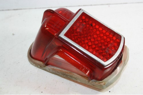 FEU AR DROIT AVEC ECLAIREUR DE PLAQUE SEIMA 593...POUR CITROEN 2CV ...