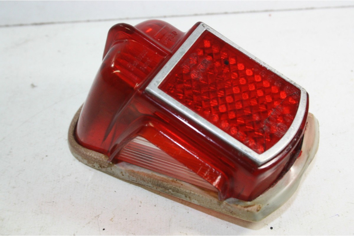 FEU AR DROIT AVEC ECLAIREUR DE PLAQUE SEIMA 593...POUR CITROEN 2CV ...