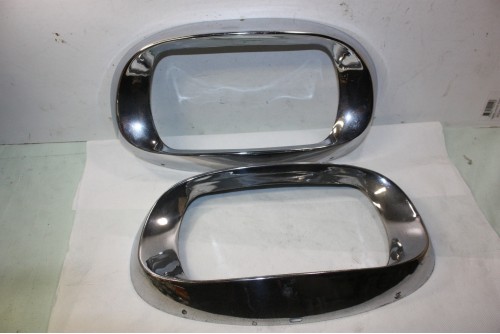 PAIRE DE CERCLAGES OU ENTOURAGES DE PHARES...CITROEN AMI 6 BERLINE ...