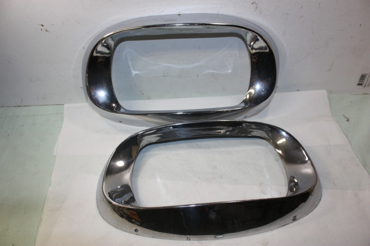 PAIRE DE CERCLAGES OU ENTOURAGES DE PHARES...CITROEN AMI 6 BERLINE ...