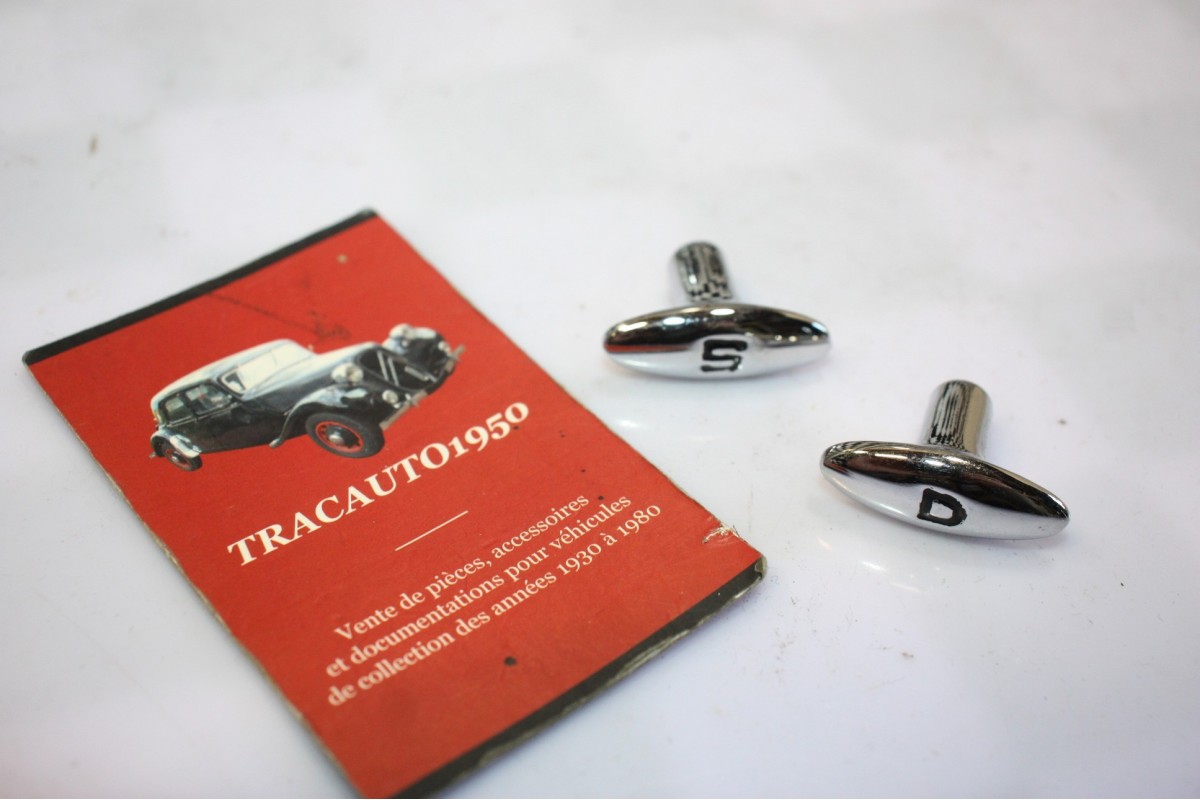 JEU DE 2 BOUTONS DE TIRETTES DE TABLEAU DE BORD...CITROEN TRACTION 11CV 15/6