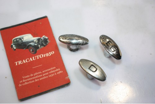 JEU DE 3 BOUTONS DE TIRETTES DE TABLEAU DE BORD...CITROEN TRACTION 11CV 15/6