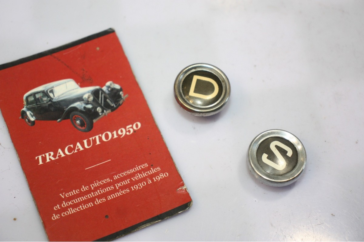 JEU DE 2 BOUTONS RONDS DE TIRETTES DE TABLEAU DE BORD...CITROEN TRACTION 11CV 15/6