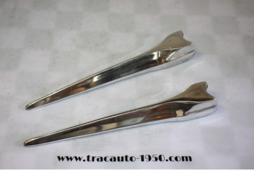 PAIRE D'ENJOLIVEURS DE CHARNIERES DE MALLE BOMBEE...CITROEN TRACTION 11CV 15/6 AP/1952