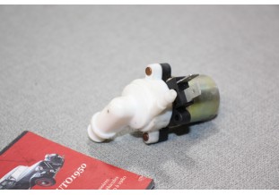 POMPE DE LAVE GLACE ELECTRIQUE 12V ISOLA 1107...AUTOS DIVERS