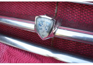 CALANDRE AVEC LOGO + GRILLE...PEUGEOT 403 8CV