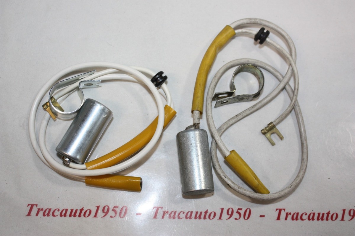 LOT DE 2 CONDENSATEURS PAL 113911060...SKODA 105 L/LS 120 LS 130 135 136