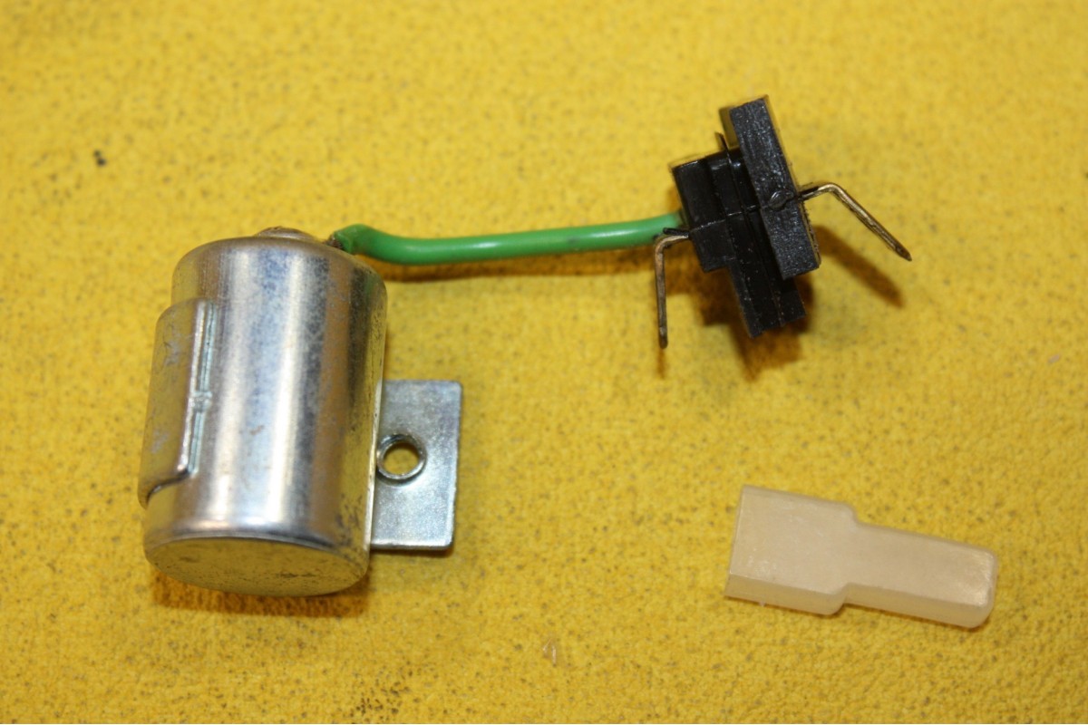 CONDENSATEUR BOSCH 1237330221....VOLVO 164 B / E