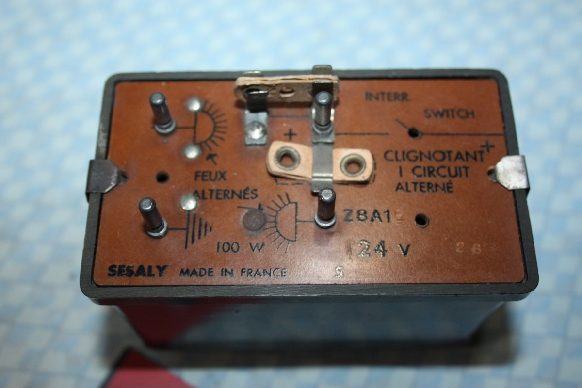 CENTRALE CLIGNOTANTE SESALY Z8A1 24V 100W 4 BORNES...CAMIONS REMORQUES DIVERS