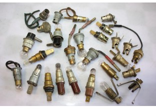 LOT DE PORTES AMPOULES DIVERS FEUX/COMPTEURS....AUTOS ANCIENNES COLLECTION