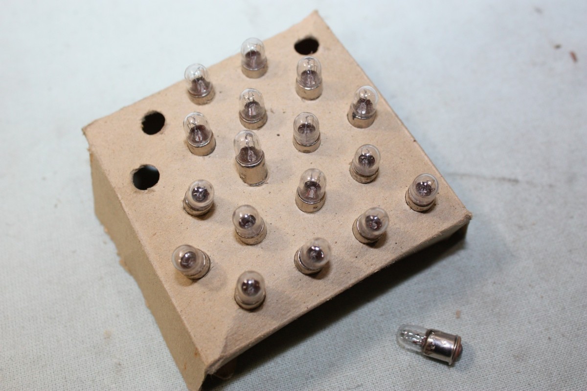 18 LAMPES MIDJET 12V 100M/A BA7S...AUTOS VELOS DIVERS