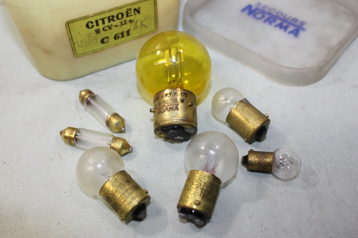 COFFRET DE LAMPES DE SECOURS 12V 36/36W  NORMA...CITROEN 2CV AK ET DIVERS
