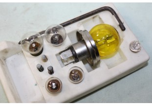 COFFRET DE LAMPES DE SECOURS 12V 45/40W CE...AUTOS DIVERSES