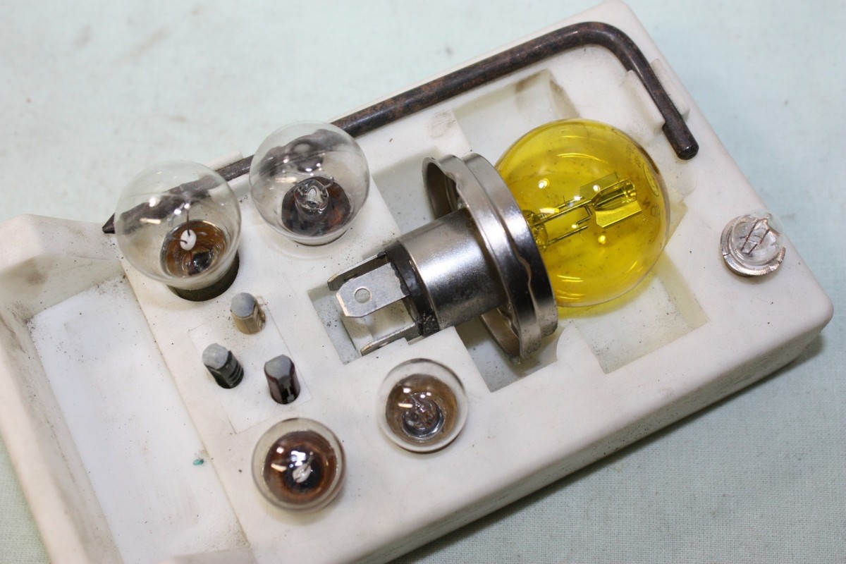 COFFRET DE LAMPES DE SECOURS 12V 45/40W CE...AUTOS DIVERSES