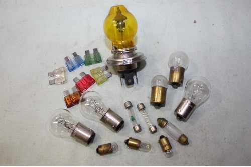 COFFRET DE LAMPES DE SECOURS 12V H4 60/55W P43T...AUTOS DIVERSES