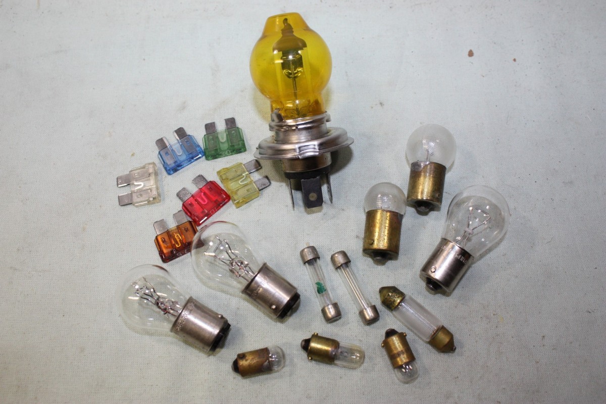 COFFRET DE LAMPES DE SECOURS 12V H4 60/55W P43T...AUTOS DIVERSES