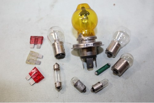 COFFRET DE LAMPES DE SECOURS 12V H4 60/55W P43T...AUTOS DIVERSES