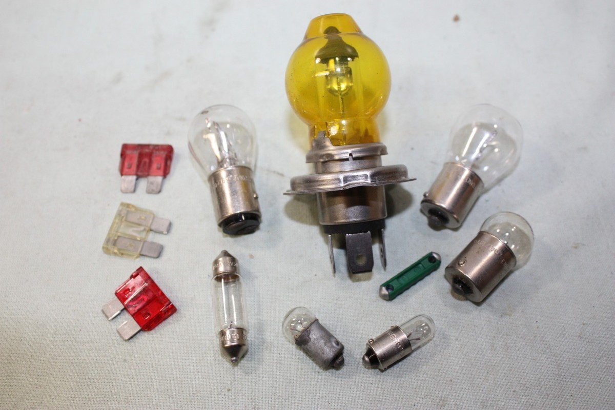 COFFRET DE LAMPES DE SECOURS 12V H4 60/55W P43T...AUTOS DIVERSES