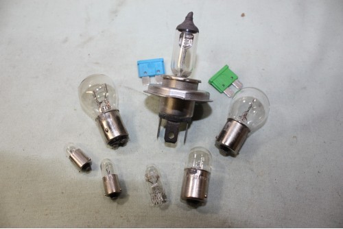 COFFRET DE LAMPES DE SECOURS 12V H4 60/55W P43T...AUTOS DIVERSES