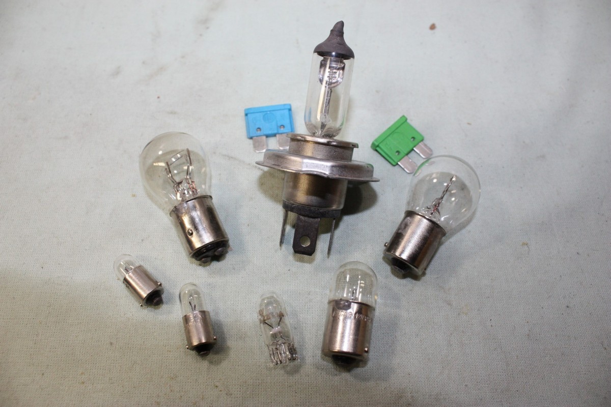 COFFRET DE LAMPES DE SECOURS 12V H4 60/55W P43T...AUTOS DIVERSES