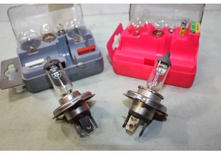 2 COFFRETS DE LAMPES DE SECOURS 12V H4 60/55W P43T...AUTOS DIVERSES