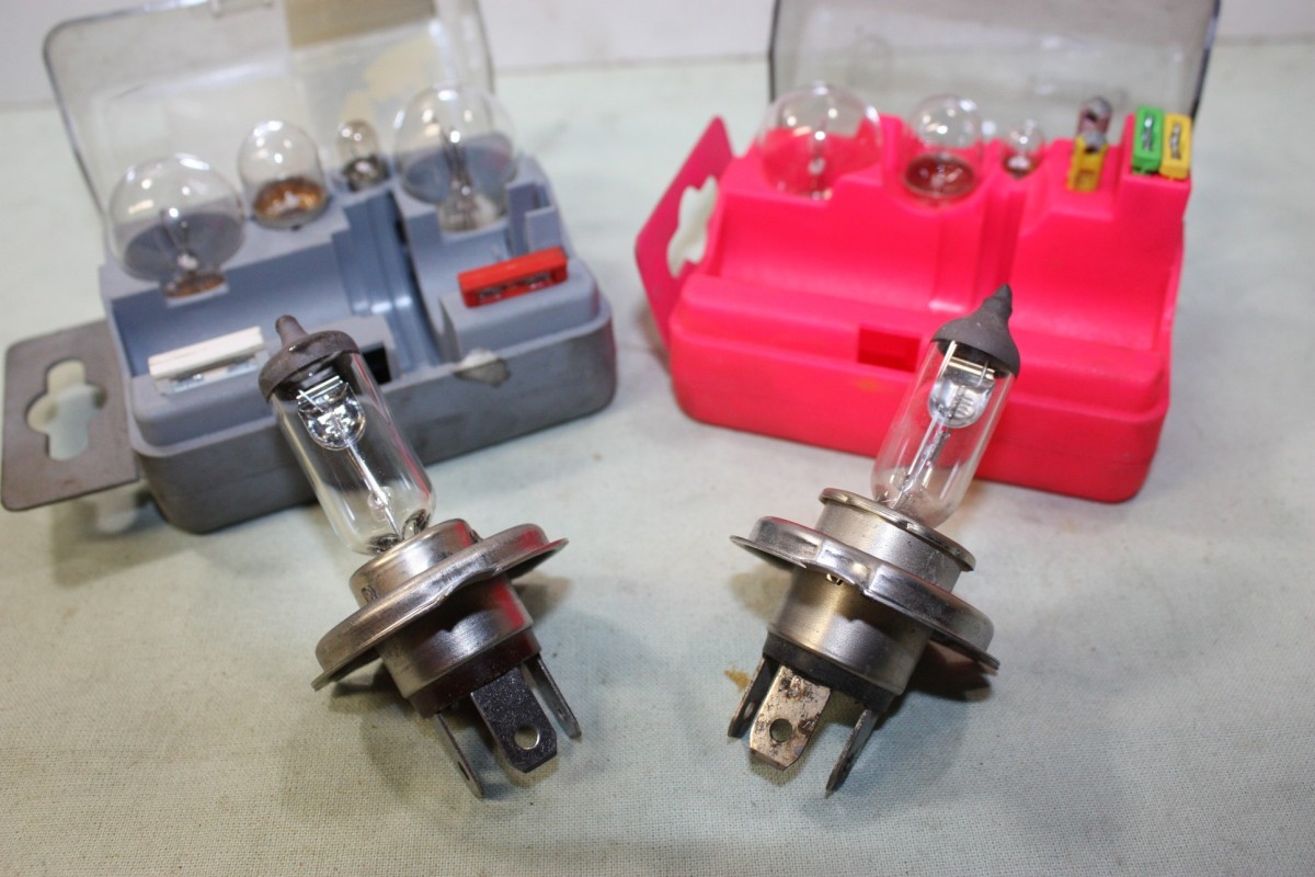 2 COFFRETS DE LAMPES DE SECOURS 12V H4 60/55W P43T...AUTOS DIVERSES