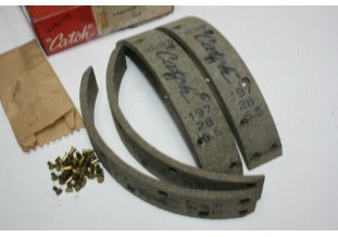 JEU DE SEGMENTS DE FREIN AVANT UFAGA 9542...RENAULT DAUPHINE JUSQU'A 1960