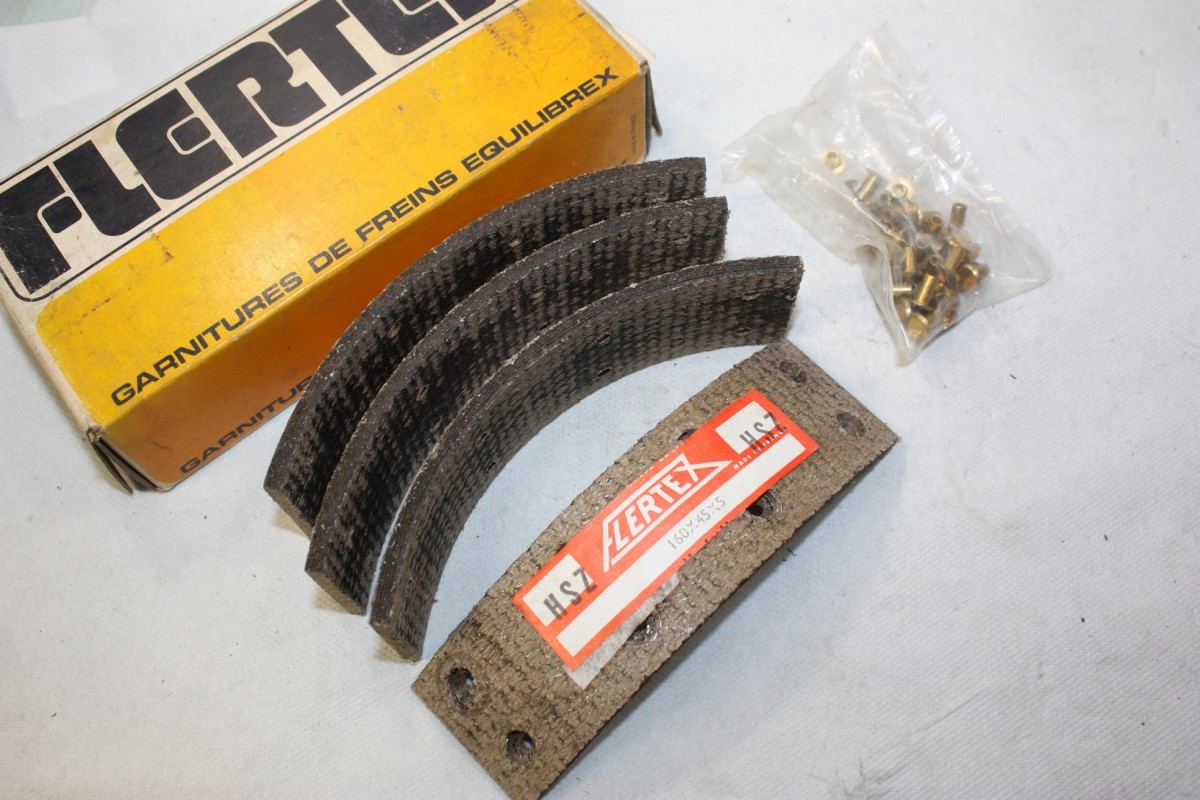 JEU DE GARNITURES DE FREIN AVANT FLERTEX 520134...FORD CORTINA 113E...
