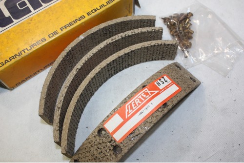 JEU DE GARNITURES DE FREIN ARRIERE FLERTEX 520127...FORD TAUNUS 12M...