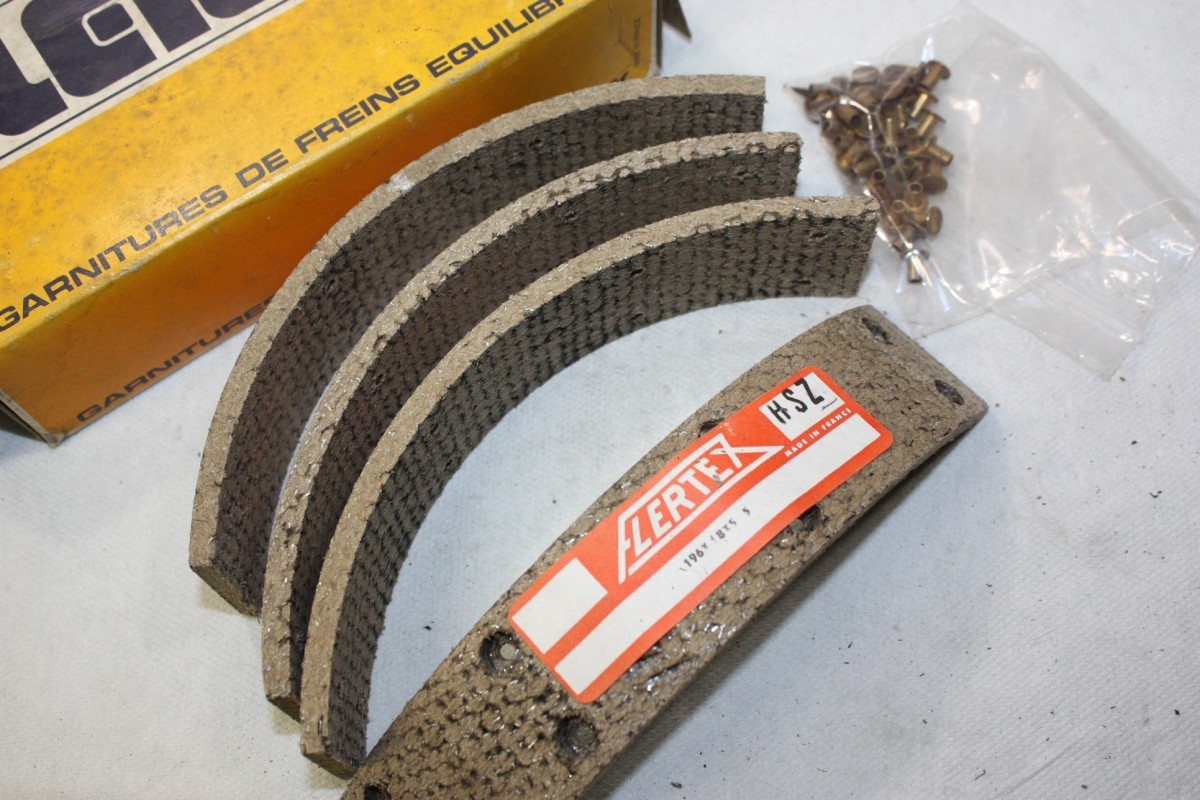 JEU DE GARNITURES DE FREIN ARRIERE FLERTEX 520127...FORD TAUNUS 12M...