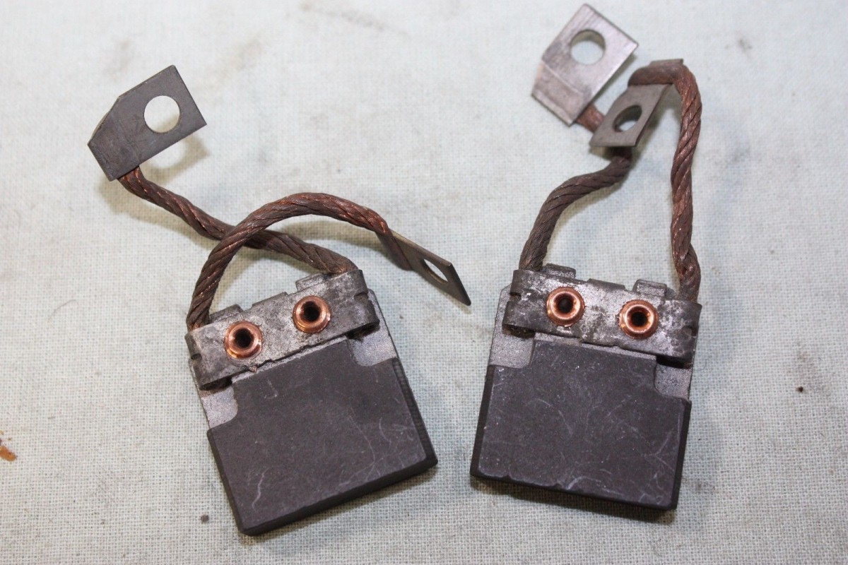 CHARBONS BX 109 POUR DYNAMO BOSCH 31x27x8...AUTOS TRACTEURS CAMIONS...