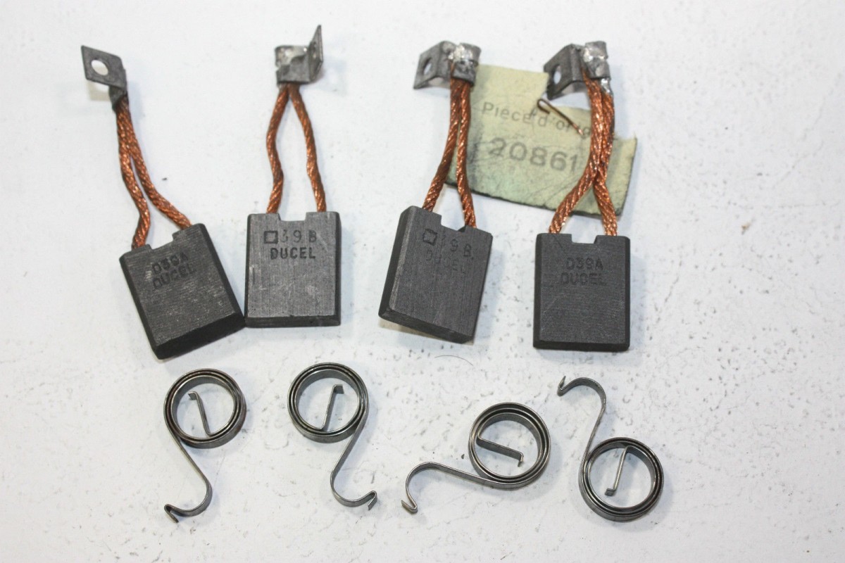 CHARBONS UX 53 POUR DYNAMOS DUCELLIER...POUR CAMIONS AUTOCAR UNIC B...