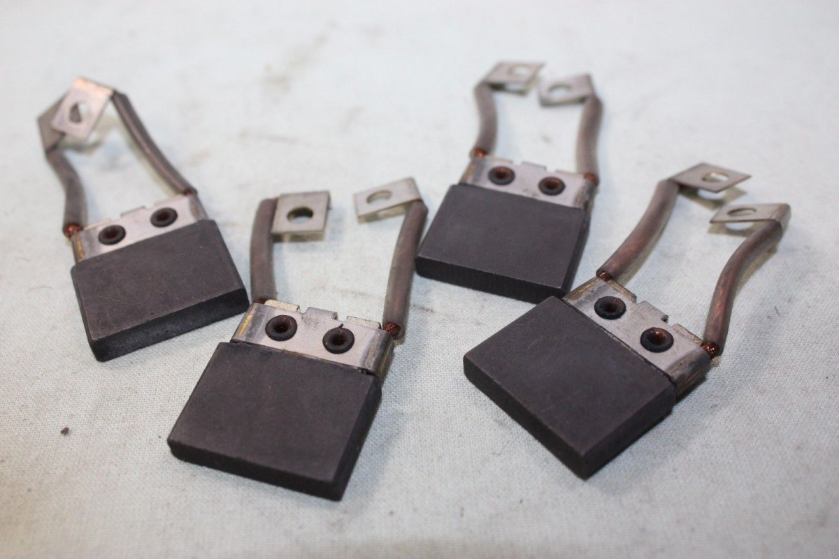 CHARBONS BX 56 POUR DYNAMO BOSCH 31x27x6...POUR AUTOS CAMIONS ANCIE...