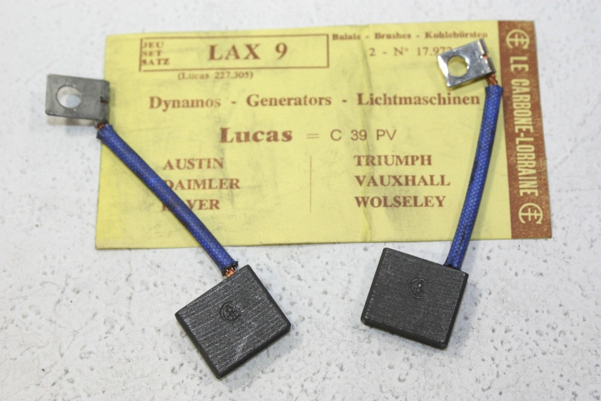 CHARBONS LAX 9 POUR DYNAMOS LUCAS...POUR AUSTIN DAIMLER ROVER TRIUM...
