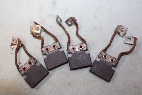 CHARBONS BX 52 POUR DYNAMO BOSCH 31x27x8...POUR AUTOS CAMIONS ANCIE...