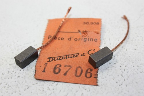 CHARBONS UX 64 POUR ALTERNATEURS DUCELLIER...POUR 204 304 404 CITRO...