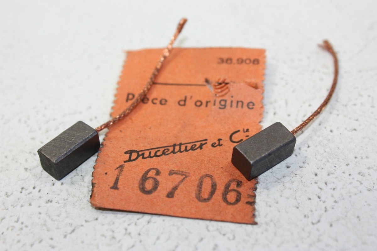 CHARBONS UX 64 POUR ALTERNATEURS DUCELLIER...POUR 204 304 404 CITRO...