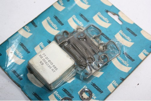 JEU D' ACCESSOIRES DE GARNITURES DE FREINS BENDIX..RENAULT R5 R6 R...