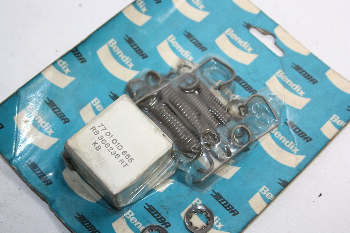 JEU D' ACCESSOIRES DE GARNITURES DE FREINS BENDIX..RENAULT R5 R6 R...